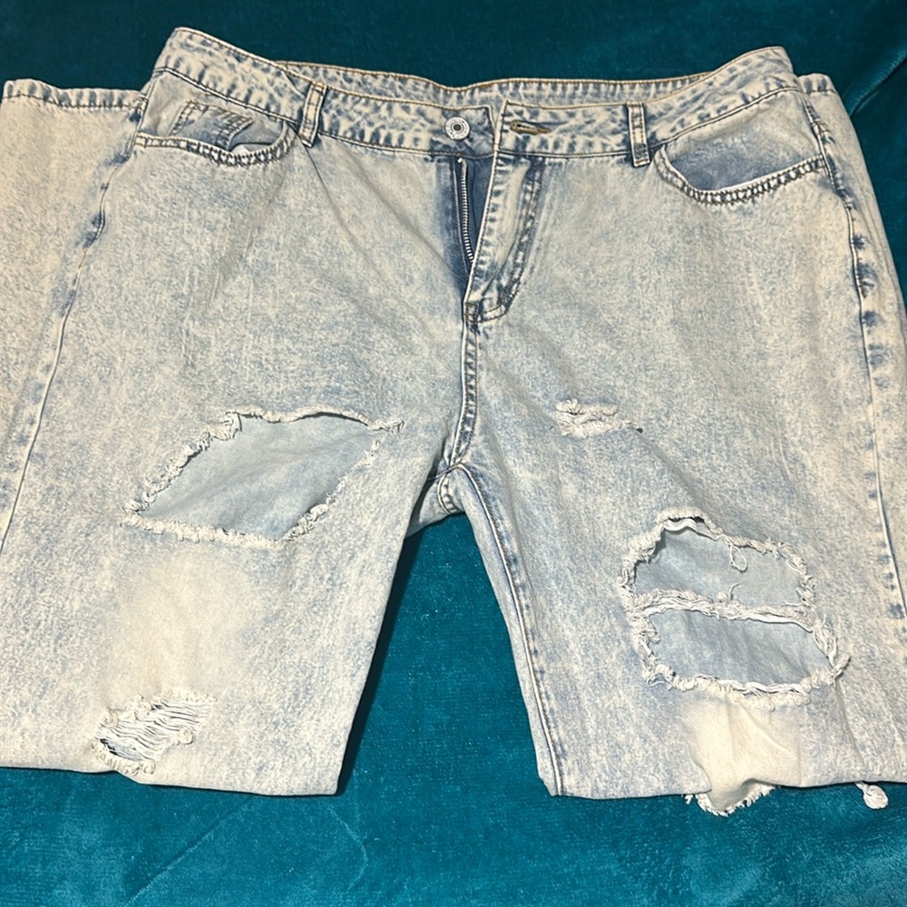 Baggy straight leg acid wash jeans. Minimal stretch. Good for baggy jean lovers